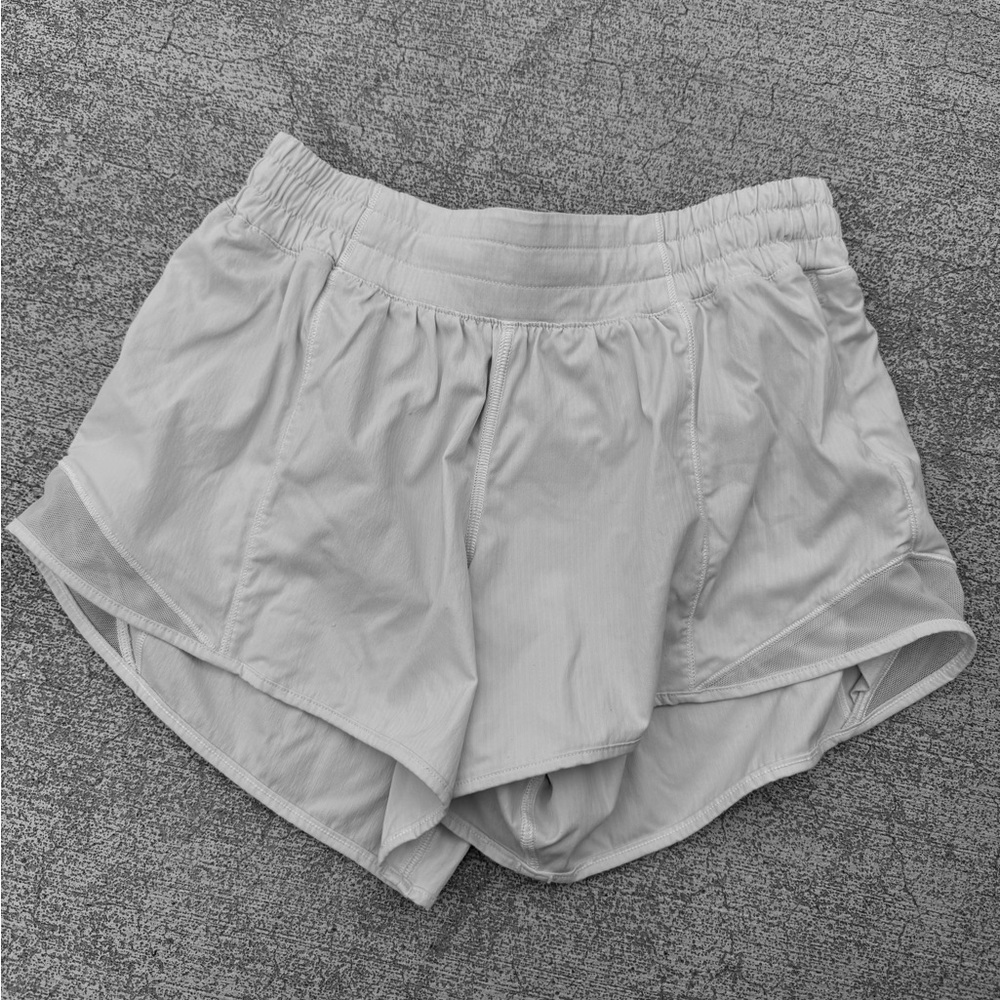 Lululemon Athletica white Hotty Hot 4” Athletic Shorts Lightweight Elastic Waist